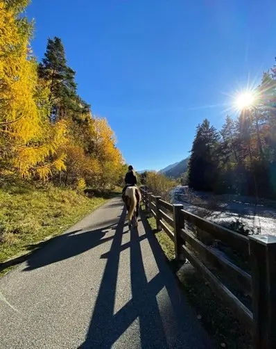 Passeggiata a cavallo autunnale sulla ciclopedonale di Bormio